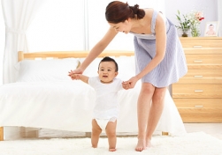 南寧月嫂公司：生了孩子請(qǐng)?jiān)律┻€是請(qǐng)婆婆來(lái)照顧，這四點(diǎn)是關(guān)鍵！
